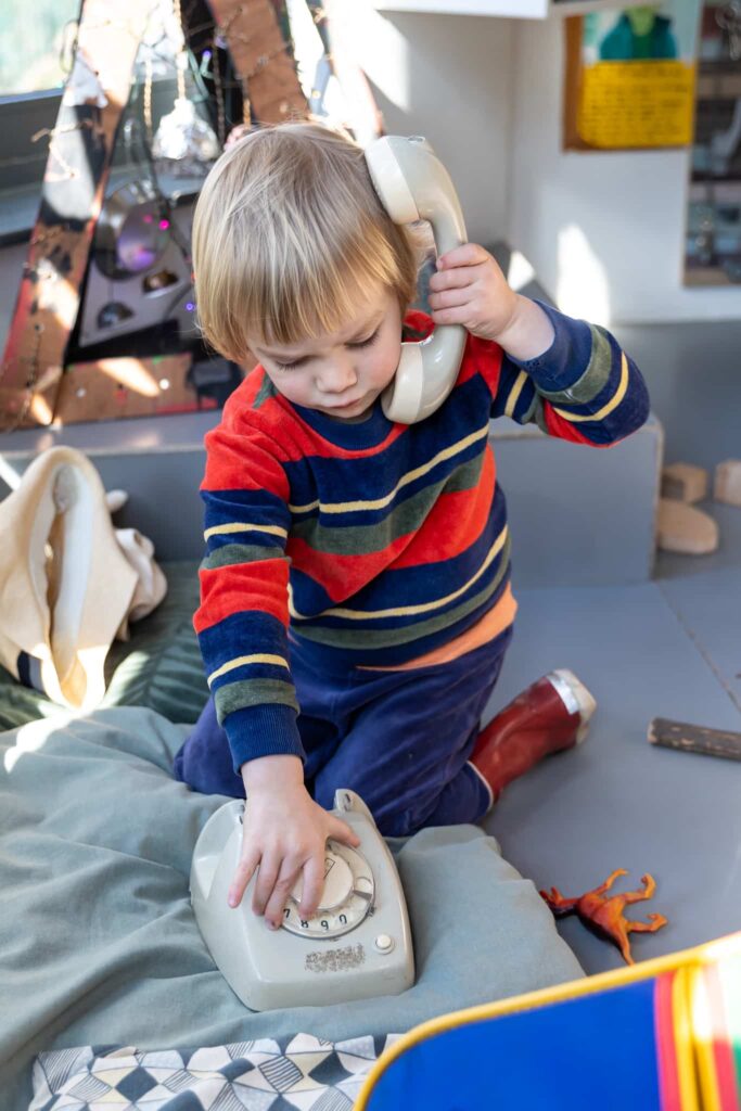 Kind Speelt Met Telefoon
