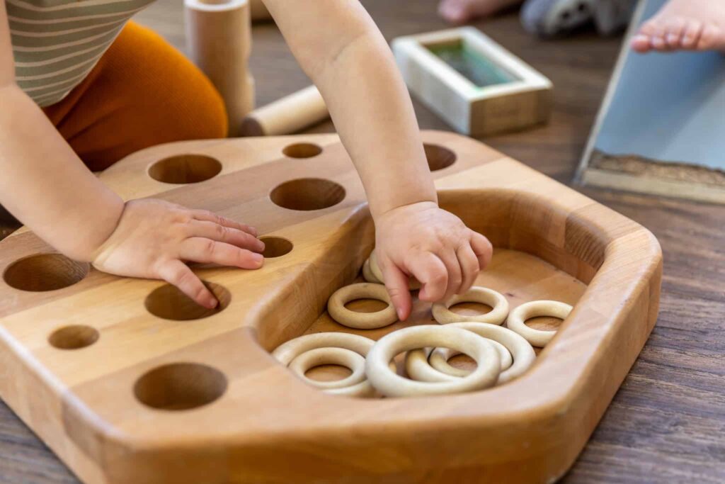 Spelen Met Houten Ringen